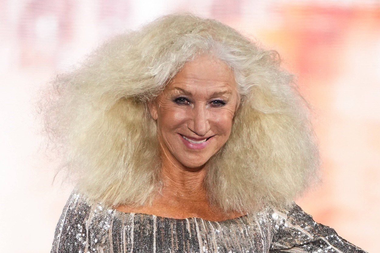 Helen Mirren (78) prošetala modnom pistom u Parizu i oduševila prirodnom kosom