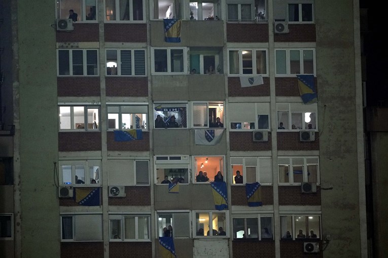 "Bosanski navijači su ludi": Pogledajte što se događalo na zgradi s viralnim balkonom
