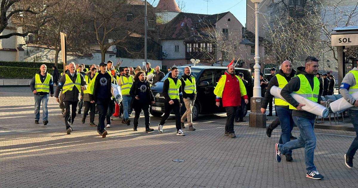 FOTO I VIDEO Molitelji na glavnom zagrebačkom trgu. Protuprosvjednici bubnjali