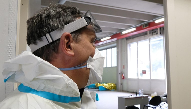 Pacijent sa simptomima koronavirusa pljunuo na liječnika i sestru u Italiji