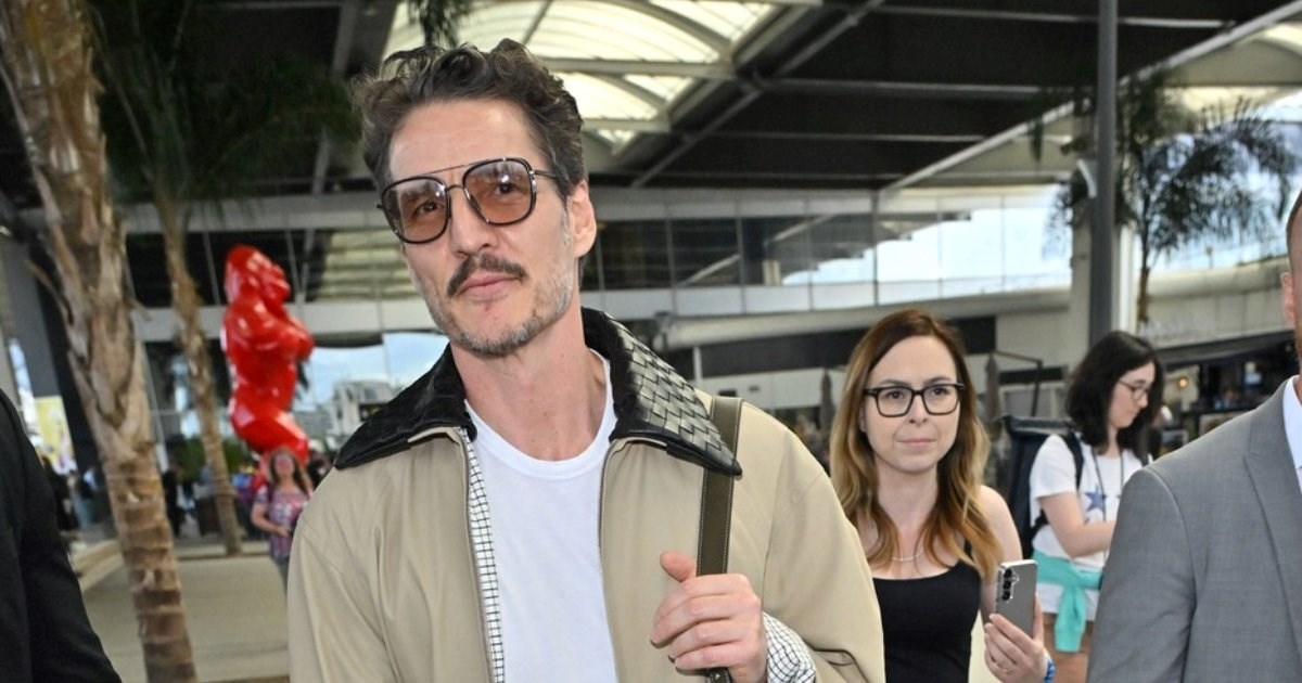Pedro Pascal izgledao je kao da ide na crveni tepih, a ne iz aviona