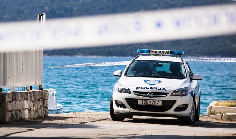 Radnici u Trogiru pregazili Albanca koji im je blokirao cestu. Vukli ga na haubi auta