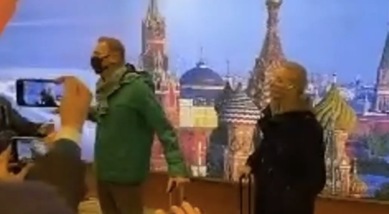 VIDEO Avion s Navalnim sletio na drugi aerodrom, njegovi suradnici uhićeni