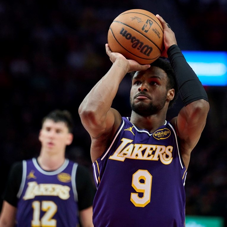 Što se događa s Bronnyjem i Lakersima? Ne može ništa pogoditi, a minutaža mu raste