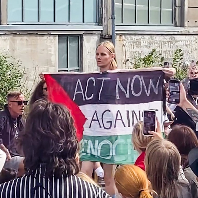 Manekenka izbačena s modne revije u Danskoj nakon što je raširila palestinsku zastavu