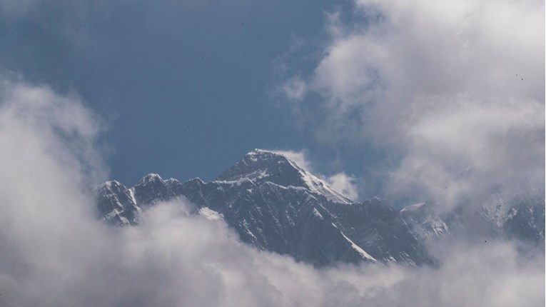 Zbog otapanja leda oko Mount Everesta raste trava