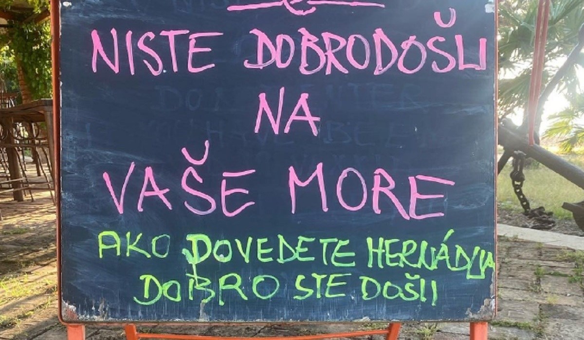 Ispred pelješkog restorana satirični natpis o Orbanu. Vlasnik: Čeka me ogromna kazna