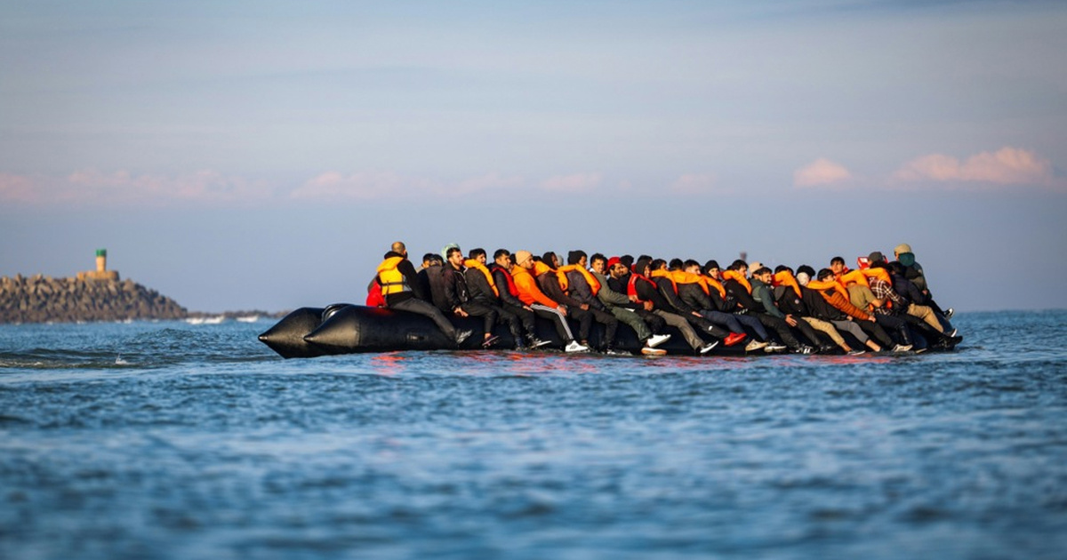 Pretrpani čamac s migrantima zapao u teškoće kod Francuske. Poginulo troje ljudi