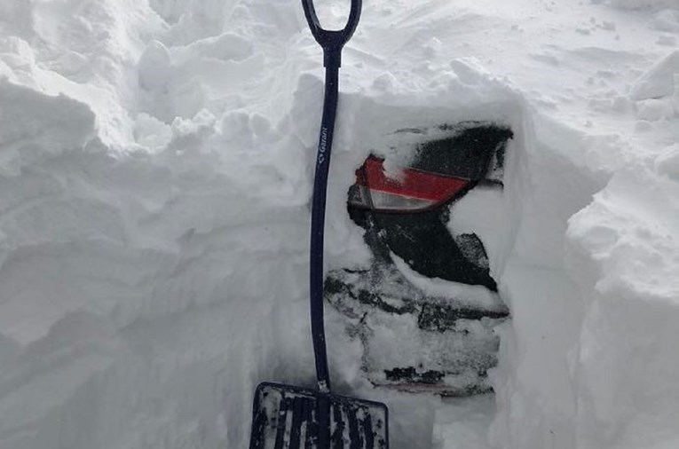 25 fotografija koje prikazuju kako se sve Kanađani bore s rekordnim snijegom