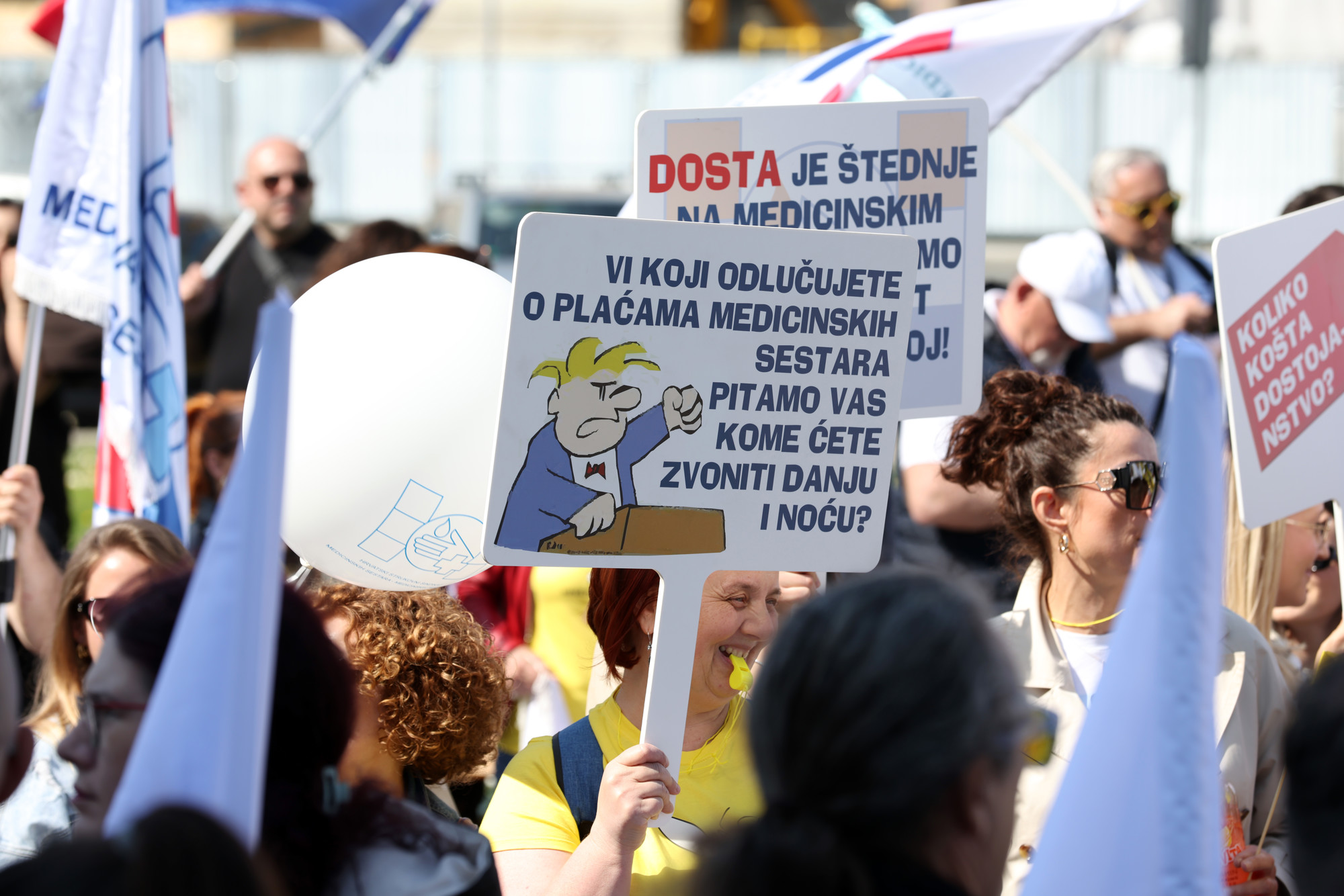 FOTO Počelo okupljanje uoči velikog prosvjeda, pogledajte njihove transparente