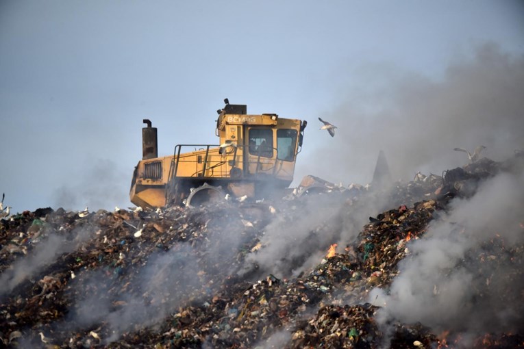 Ljudi u Puli se žale da smrdi smeće, odgovorni kažu da nema onečišćenja