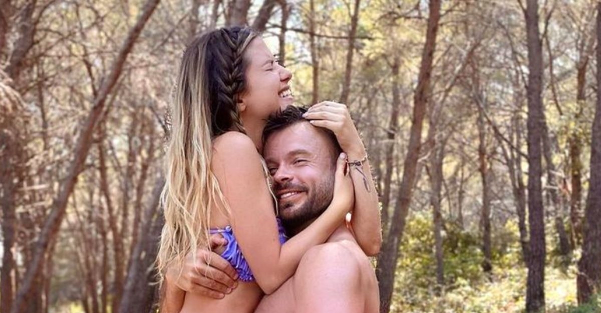 Ecija se bacila u naručje dečku: "Dva sretna klinca koja se jako vole"
