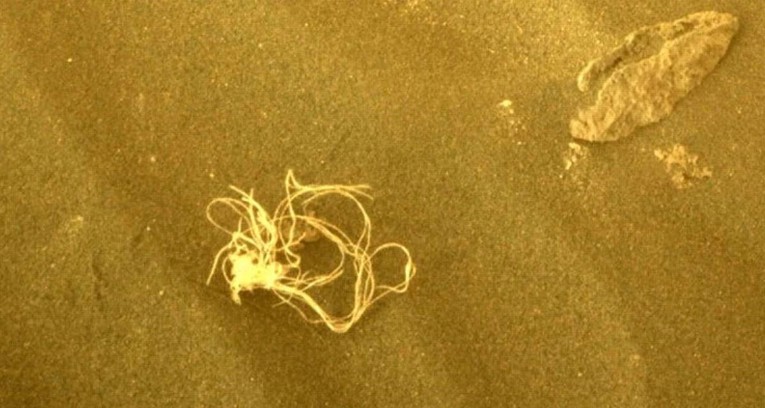 FOTO Rover na Marsu pronašao čudan zapetljani objekt