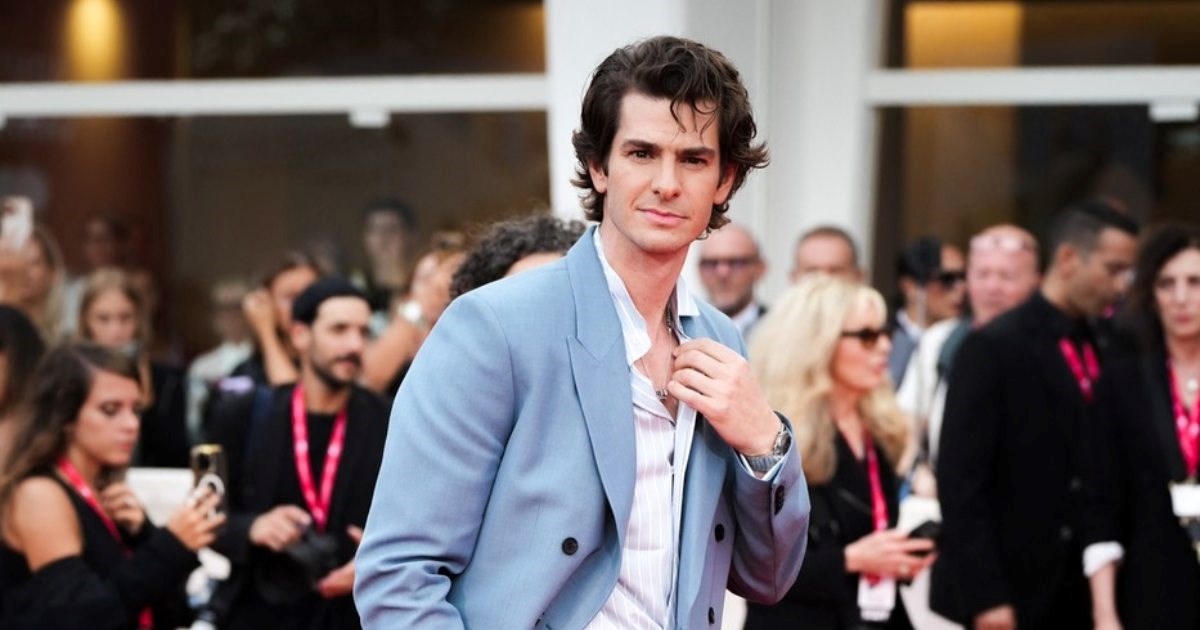 Andrew Garfield izgleda fenomenalno u plavom odijelu