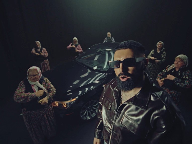 Jala Brat uoči koncerta u Areni Zagreb objavio singl "Ajkula"