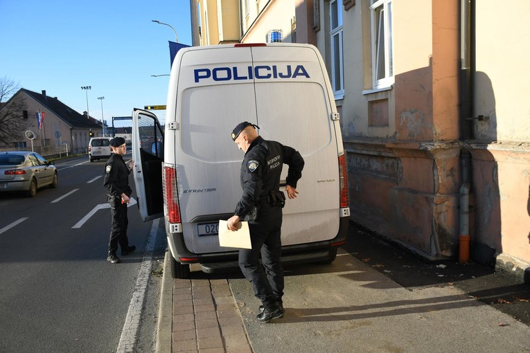 Tukao ženu, glavom joj udario o krevet, prijetio da će joj ubiti sina. Nije u zatvoru