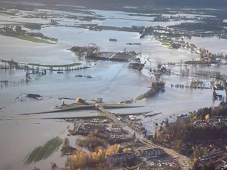 VIDEO Poplave uništile ceste, kuće i mostove, od svijeta odsječeno 18.000 Kanađana