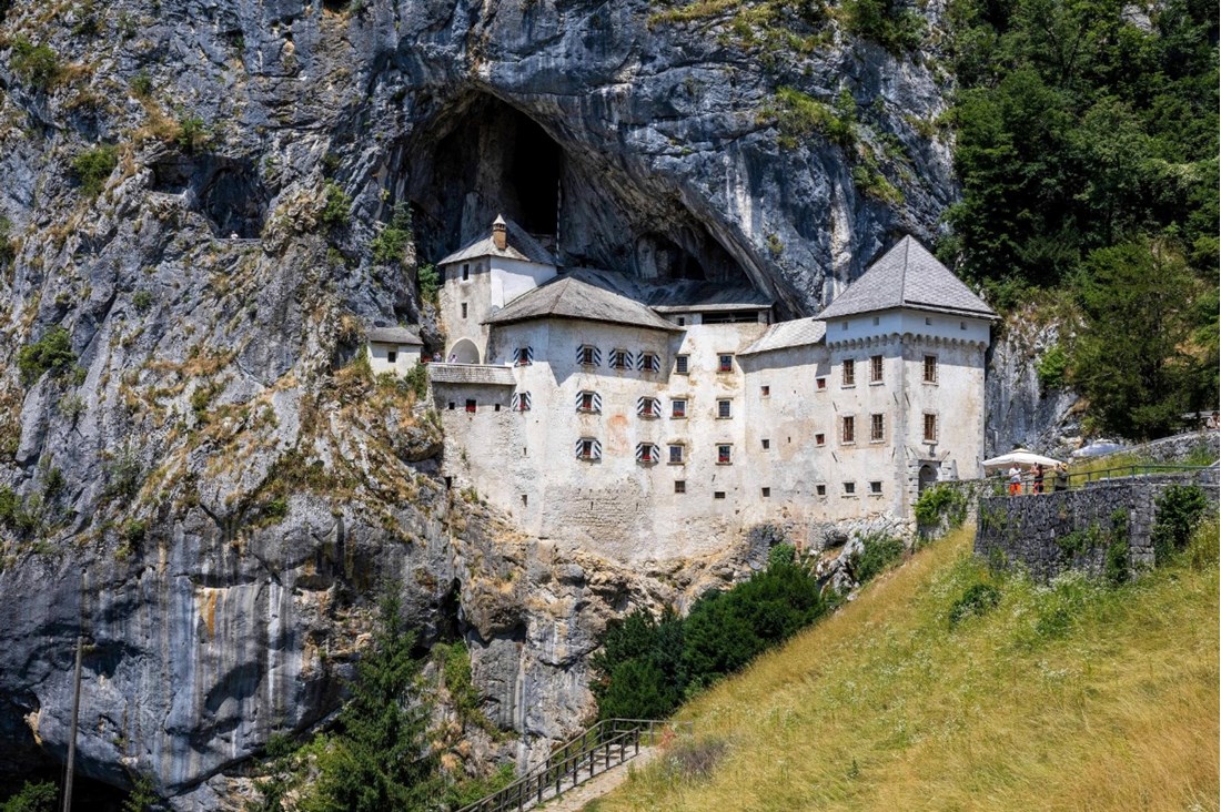 Harper’s Bazaar oduševljen slovenskim dvorcem, udaljen je samo dva sata od Zagreba