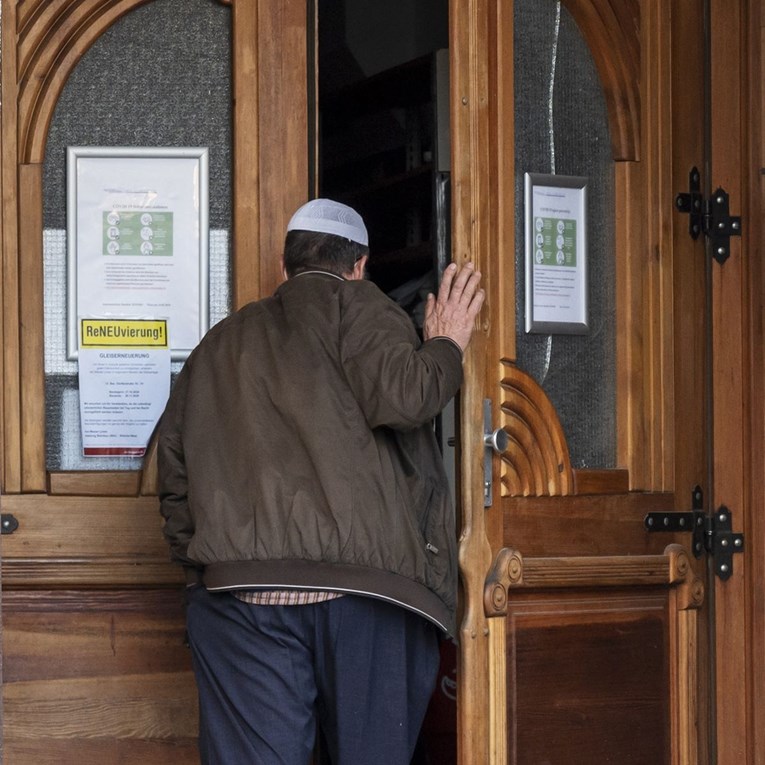 U džamiji u Beču imam i osoblje milodarima plaćali eskort i organizirali orgije