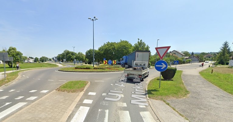 Policajka službenim vozilom u Ivancu udarila u parkirani auto i prevrnula se na krov