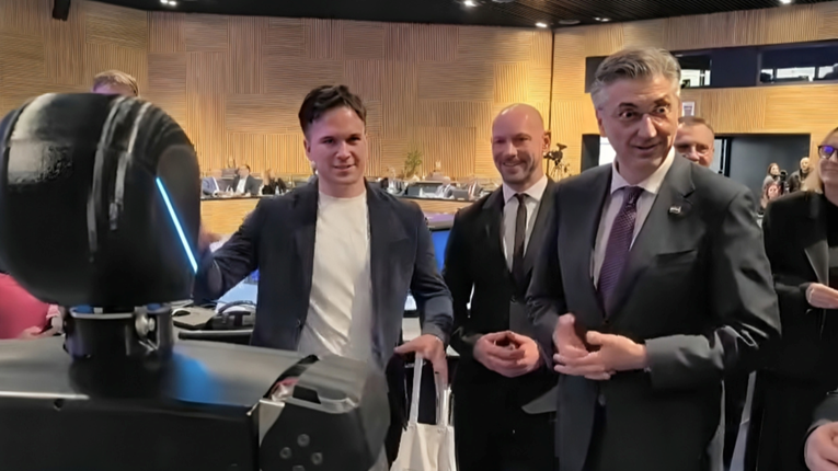 VIDEO Plenković pričao s robotom, netko dobacio: "Jedan je Ante". Premijer se izbezumio