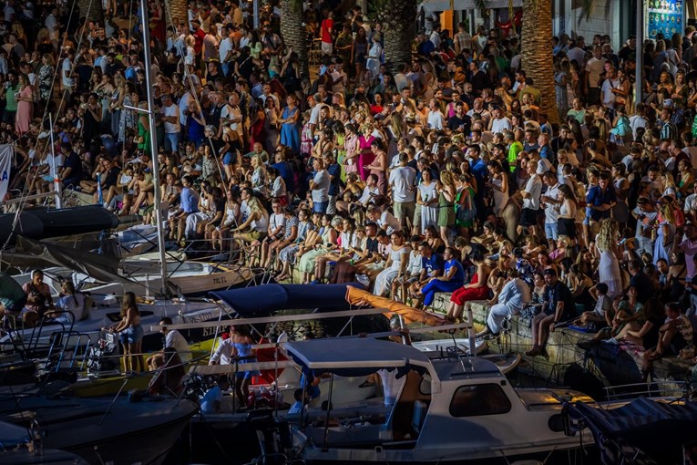 Koncert Trag u beskraju: Deseci tisuća ljudi u Veloj Luci pjevali Oliverove pjesme