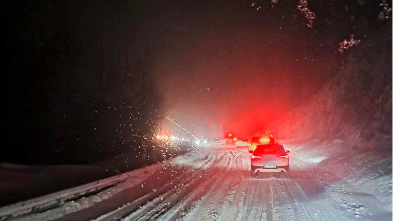 U Obrovac zbog nevremena stiglo 40-ak putnika, u izvlačenju pomaže i HGSS