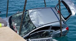 VIDEO Zaboravio podići ručnu, auto završio u moru u Zadru