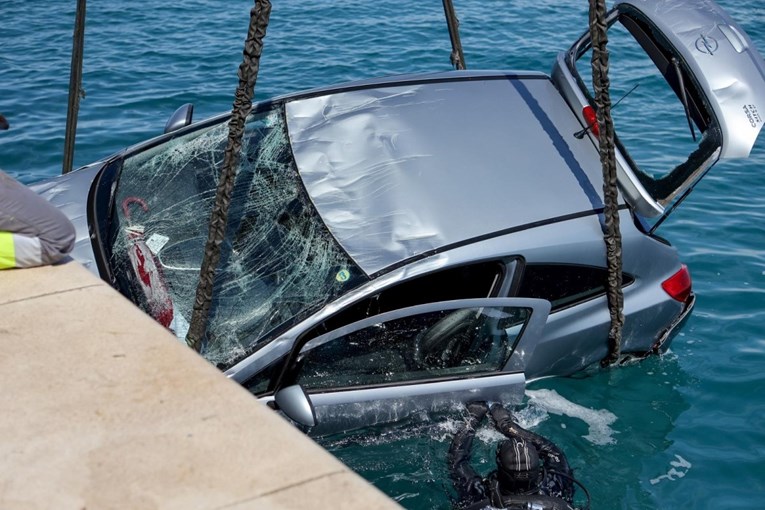 VIDEO Zaboravio podići ručnu, auto završio u moru u Zadru