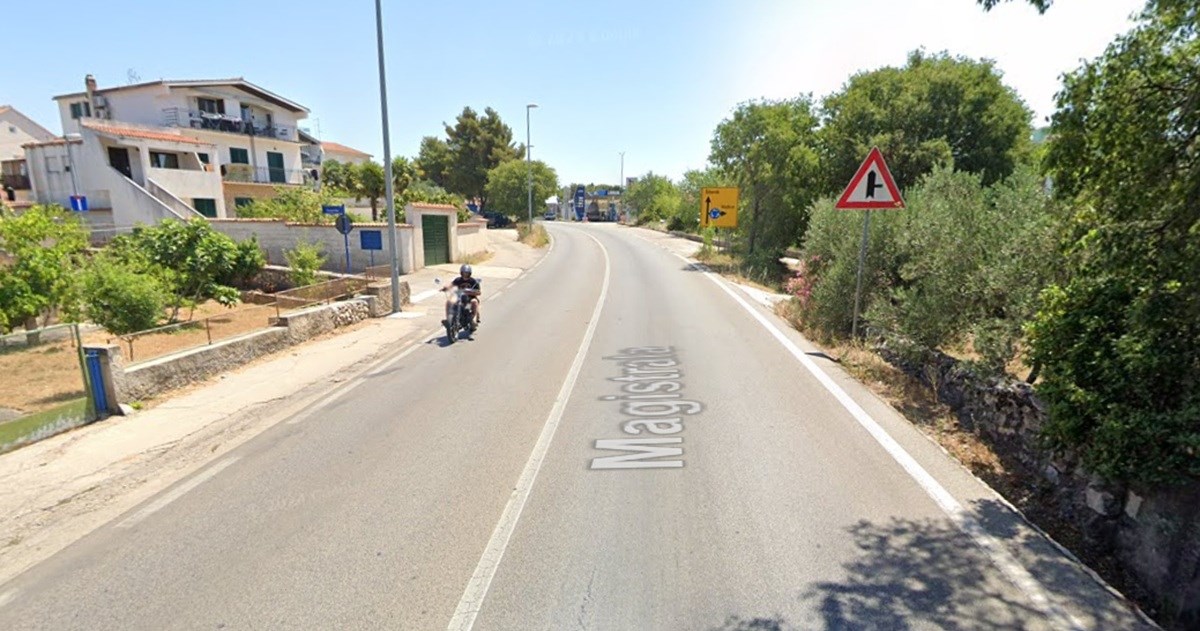 Tinejdžeri na motoru se zabili u auto i pali na cestu u Vodicama. Teško su ozlijeđeni