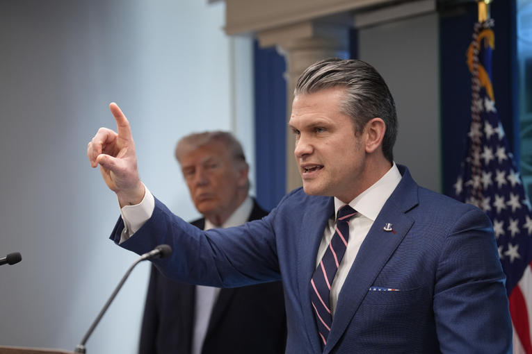 WSJ: Trump se protivio napadu zbog rušenja helikoptera, jedva su ga nagovorili