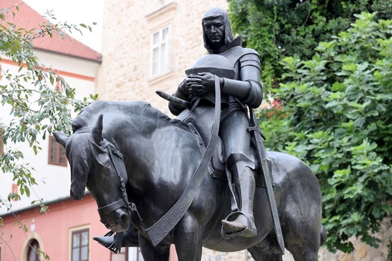 Netko je slomio koplje spomeniku Sv. Jurja kod Kamenitih vrata u Zagrebu