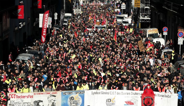 FOTO Štrajk paralizirao Francusku, tisuće prosvjeduju protiv mirovinske reforme