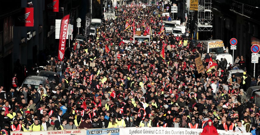 FOTO Štrajk paralizirao Francusku, tisuće prosvjeduju protiv mirovinske reforme
