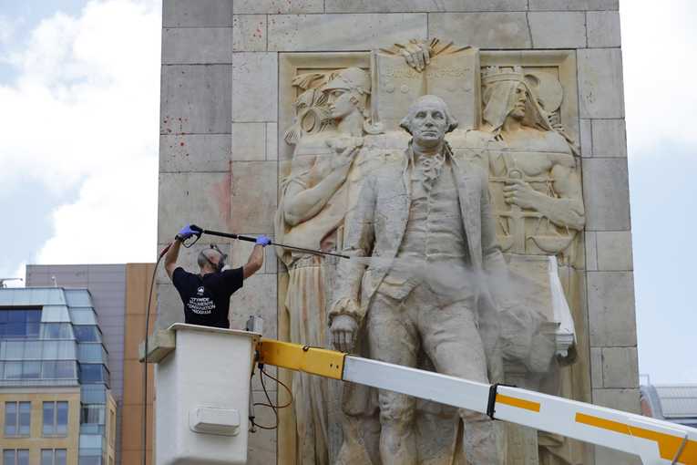 Trump traži da muzej američke povijesti postavi goleme kipove Georgea Washingtona