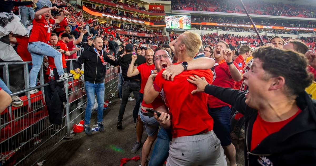 Ludnica. Pogledajte trenutak kad su navijači PSV-a saznali da je Ajax kiksao