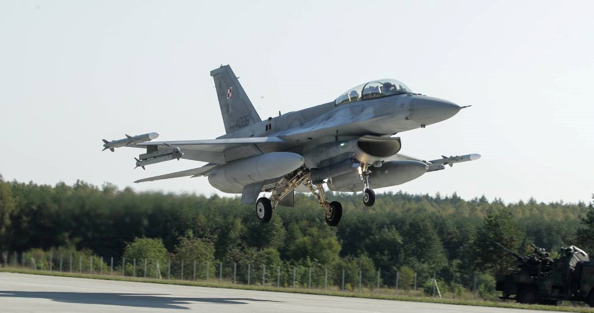 Velik ruski napad na Ukrajinu, Poljska digla borbene avione
