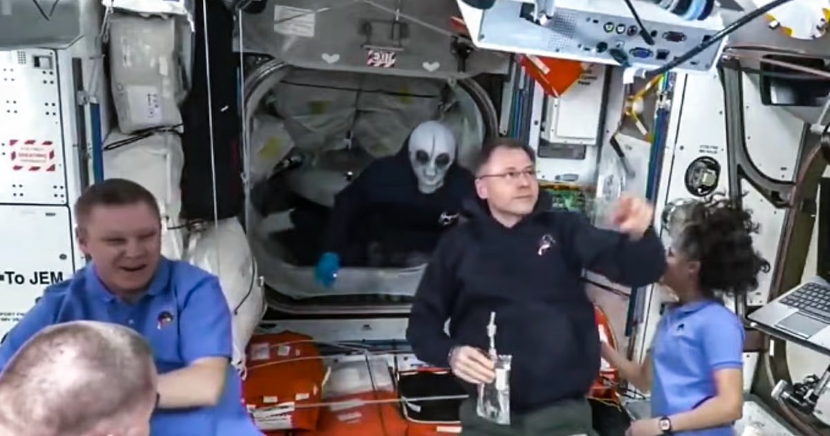 Astronaut se našalio s kolegama koji su zaglavili na ISS-u, stavio masku vanzemaljca