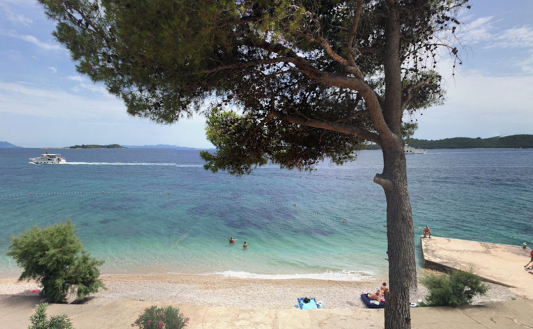 Fekalije u moru na plaži hotela na Pelješcu: "Ne preporučuje se kupanje"