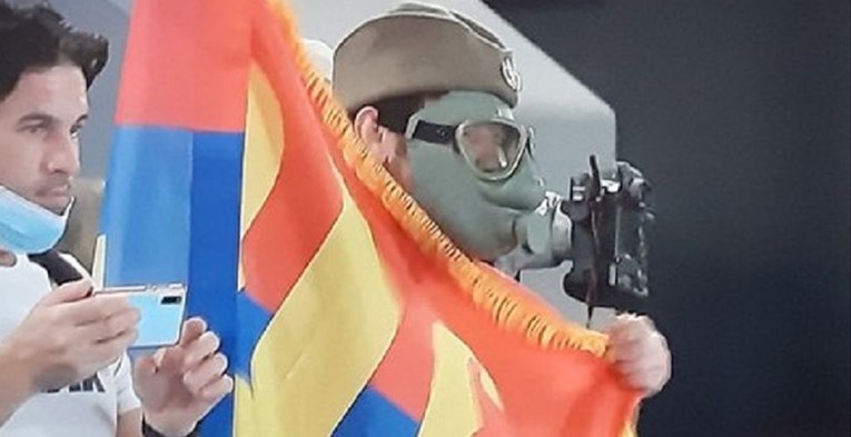 U ruci zastava, a na glavi šajkača i gas-maska. Đokovićev najbizarniji navijač