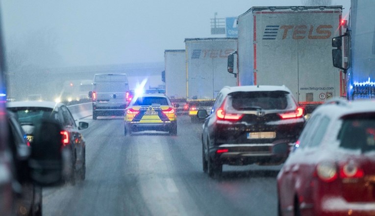 Snijeg opet poremetio promet u Njemačkoj. Letovi odgođeni, na autocestama zastoji