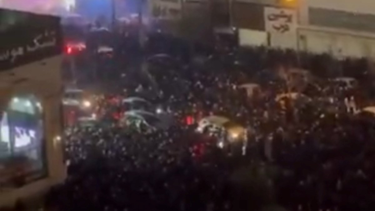 Masovni prosvjedi u Iranu, srušen internet i prekinute telefonske linije