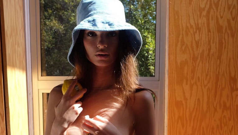 Emily Ratajkowski objavila fotku u toplesu, gole grudi napola sakrila rukama