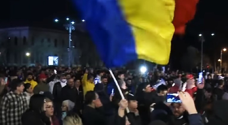 Tisuće Rumunja prosvjedovale protiv mjera, na policiju bacali kamenje i pirotehniku