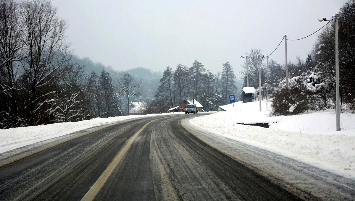U Lici i Gorskom kotaru mjestimice padaju snijeg i ledena kiša