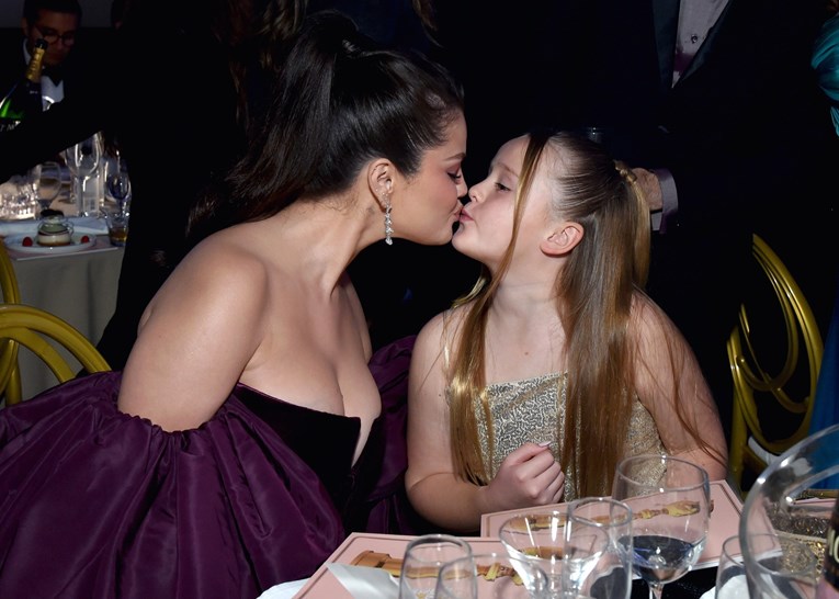 Selena Gomez na dodjelu Zlatnih globusa došla s 20 godina mlađom sestrom