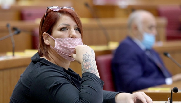 Zastupnica SDP-a u saboru pokazala veliku tetovažu