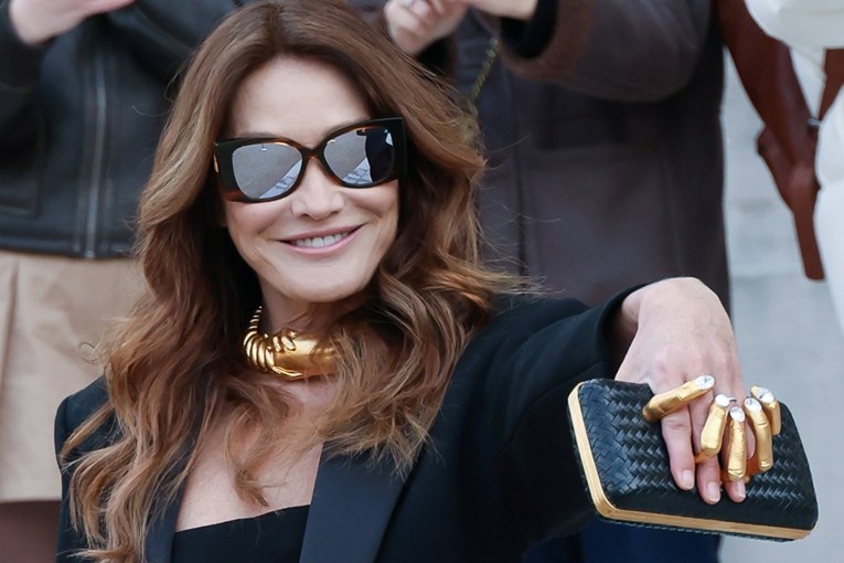 Carla Bruni zablistala kao fatalna žena s valovitom kosom na pariškoj reviji