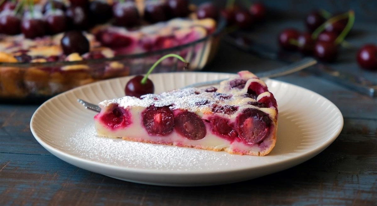 Clafoutis - francuski kolač s trešnjama koji se radi lijevom rukom