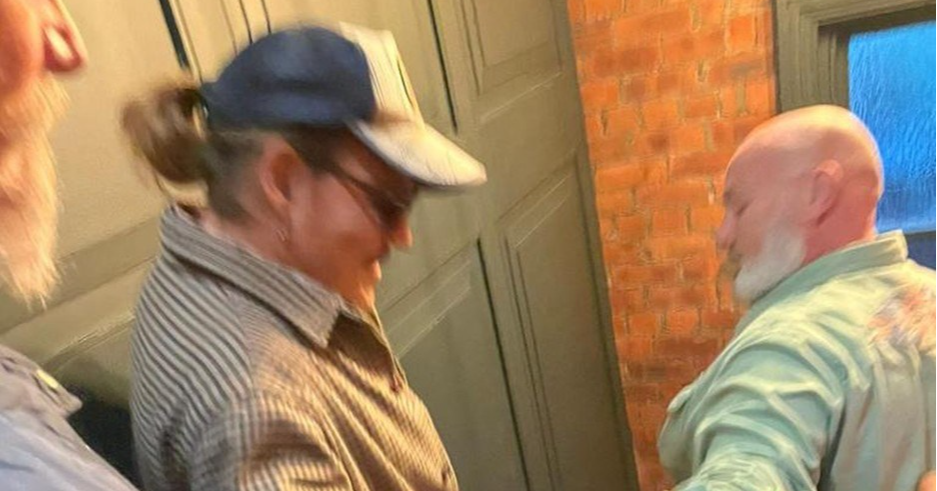Depp s prijateljima slavio u engleskom pubu, pojavile se snimke i fotografije